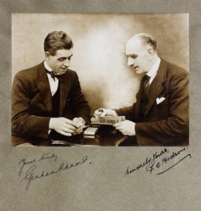 Il 21 maggio del 1974 moriva: Graham Adams (Esperto cartomago e studioso dell'Erdnase) Autore di un libro: Mr. Erdnase, His Book (1931) con spiegazioni di effetti e tecniche dell'Erdnase (sole 6 copie prodotte) Nella Foto (1931) e' con il fotografo del suo libro Fred C. Hodson.